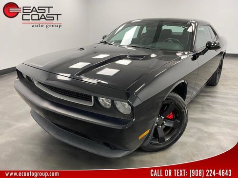 Used 2012 Dodge Challenger SXT image 1