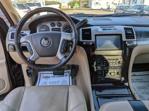 Used 2011 Cadillac Escalade Premium image 45
