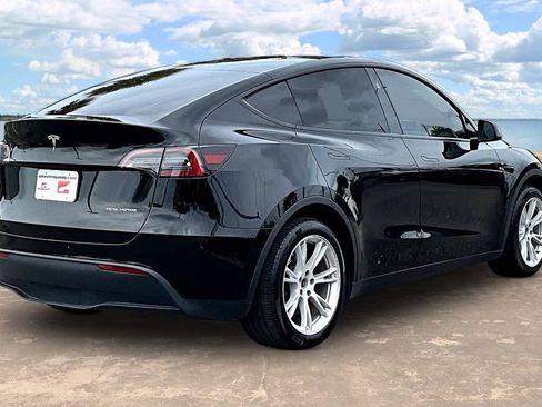 Used 2024 Tesla Model Y Long Range AWD/4WD image 4