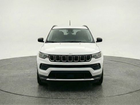Used 2025 Jeep Compass Latitude AWD/4WD image 2
