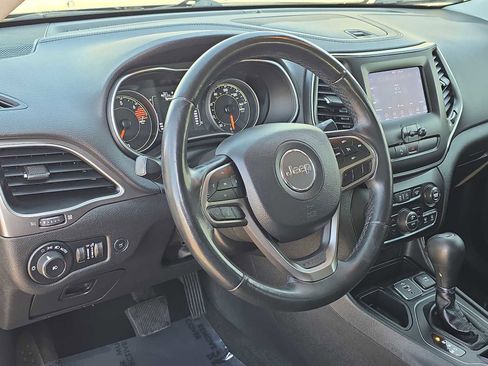 Used 2019 Jeep Cherokee Latitude Plus w/ Comfort/Convenience Group image 2