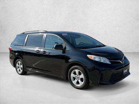Used 2020 Toyota Sienna LE image 3