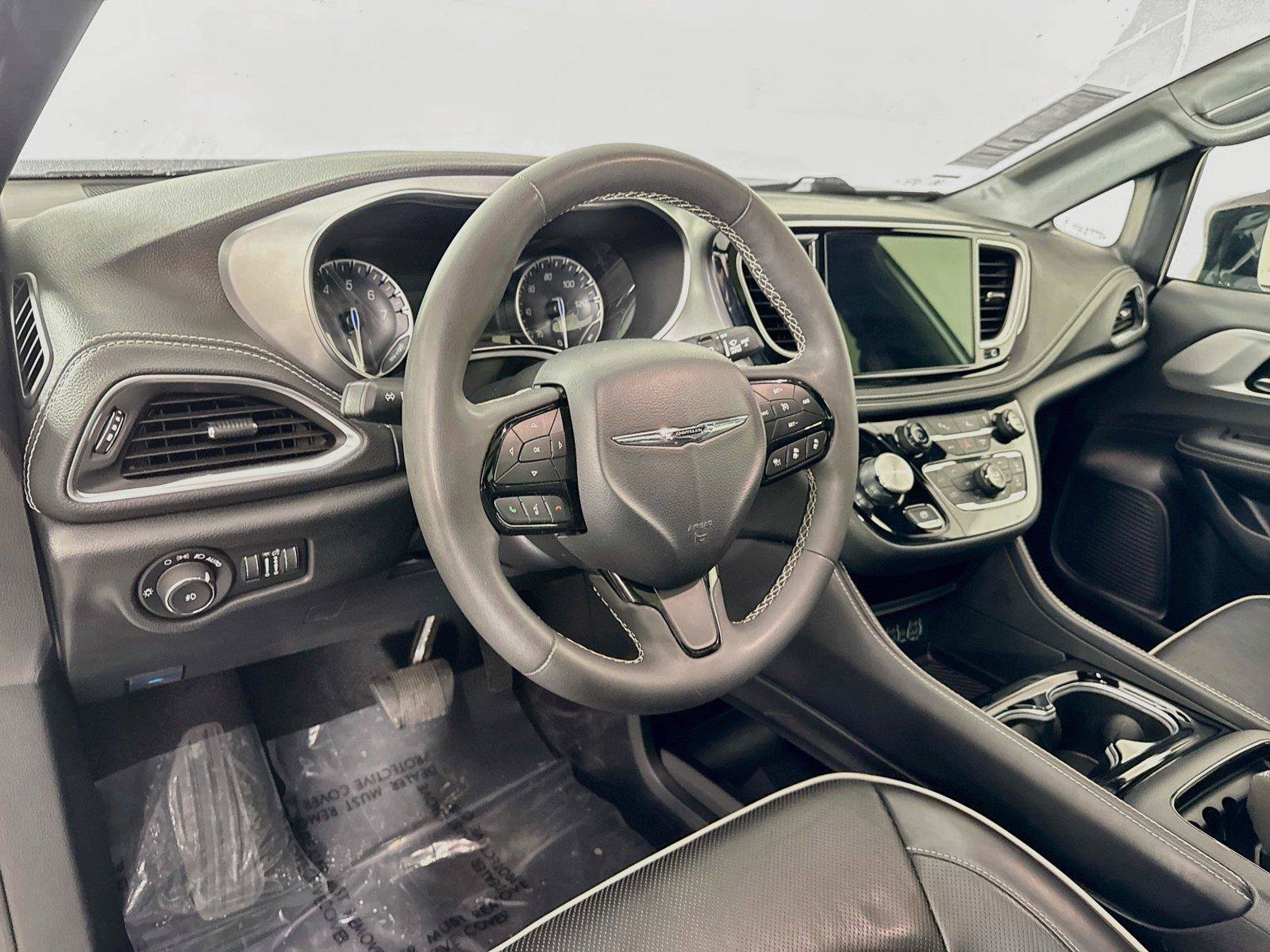 Used 2025 Chrysler Pacifica Limited FWD image 4