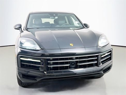 Used 2024 Porsche Cayenne image 2
