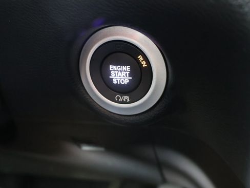 Used 2025 Chrysler Pacifica Select image 36