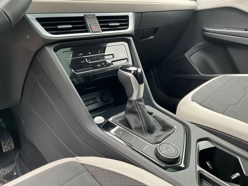 New 2025 Volkswagen Taos SE image 19