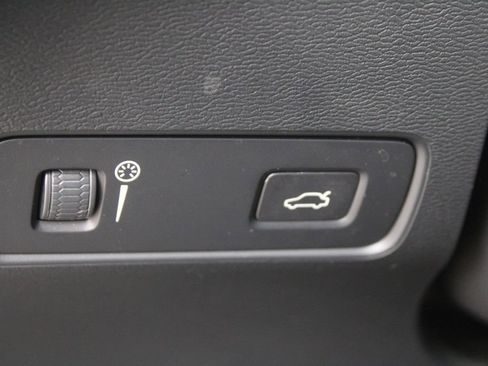 Used 2021 Volvo XC40 T5 R-Design image 27