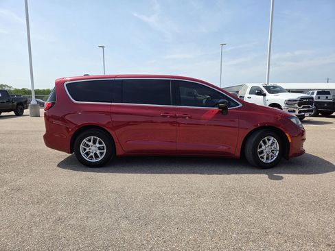 Used 2026 Chrysler Voyager LX FWD image 9