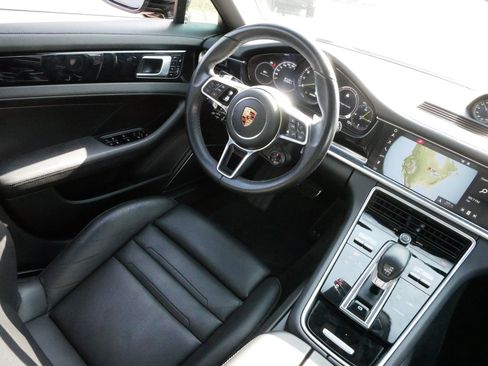 Used 2018 Porsche Panamera 4 image 9