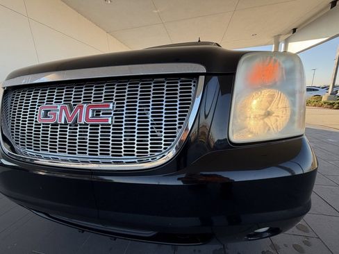 Used 2011 GMC Yukon XL SLT image 2
