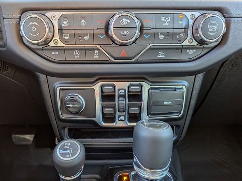 New 2025 Jeep Gladiator Sport AWD/4WD image 19
