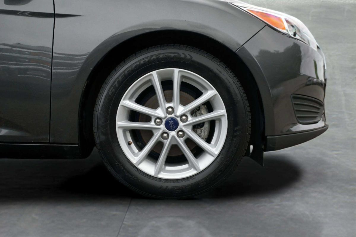 Used 2018 Ford Focus SE w/ Cold Weather Package FWD image 9