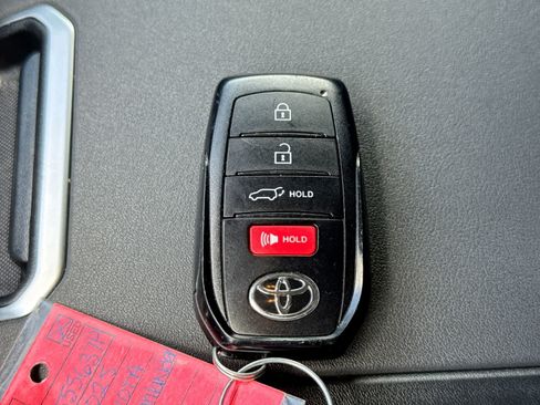 Used 2025 Toyota Highlander XLE FWD image 42