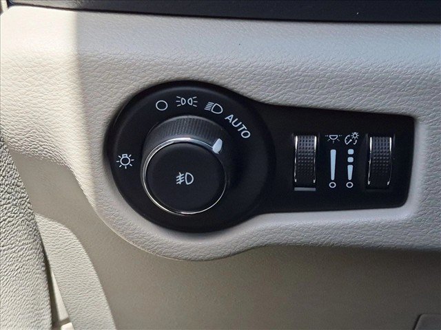 Used 2021 Chrysler Pacifica Touring w/ Cold Weather Group FWD image 17