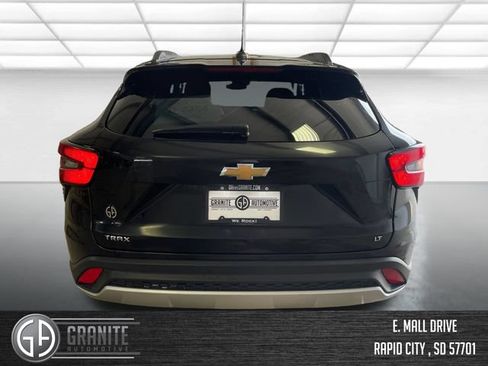 Used 2025 Chevrolet Trax LT FWD image 5