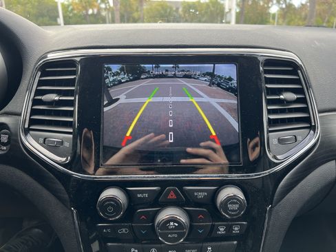 Used 2021 Jeep Grand Cherokee Laredo X image 25