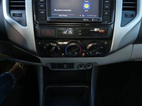 Used 2014 Toyota Tacoma PreRunner w/ SR5 Package image 32