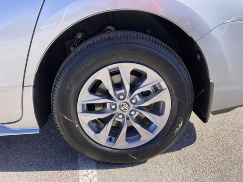 Certified 2025 Toyota Sienna XLE image 19