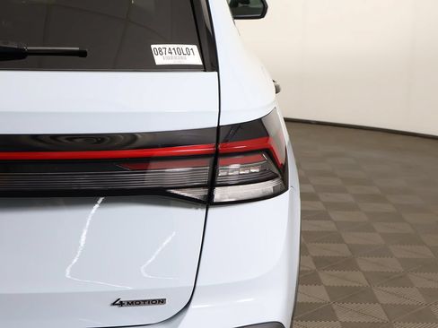 Used 2025 Volkswagen Taos SE AWD/4WD image 18