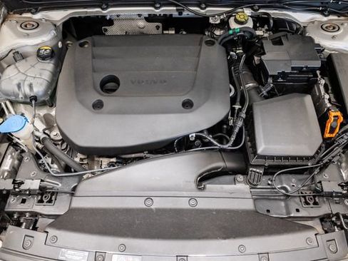 Used 2023 Volvo XC40 B5 Plus AWD/4WD image 3