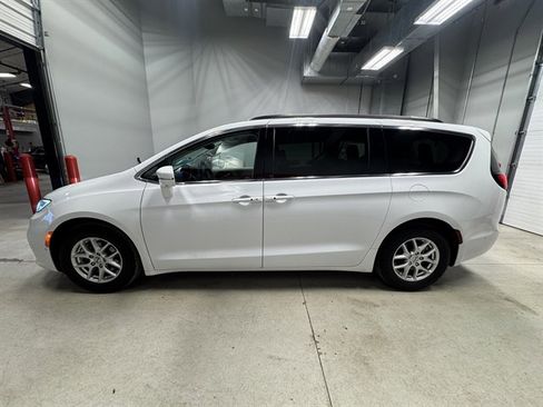 Used 2022 Chrysler Pacifica Touring-L w/ Uconnect Theater Family Group image 4