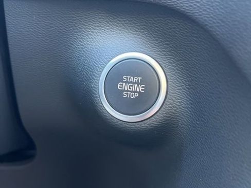 Used 2025 Volvo XC40 B5 Core image 18