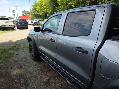 Used 2024 Chevrolet Colorado Trail Boss w/ Technology Package AWD/4WD image 4
