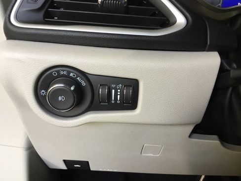 Used 2022 Chrysler Pacifica Touring-L image 41