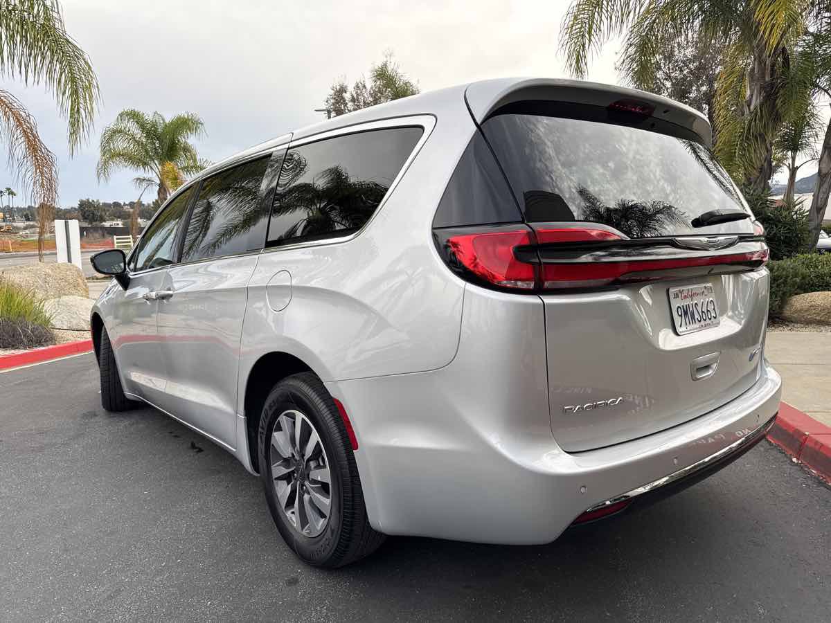 Used 2024 Chrysler Pacifica Limited FWD image 19