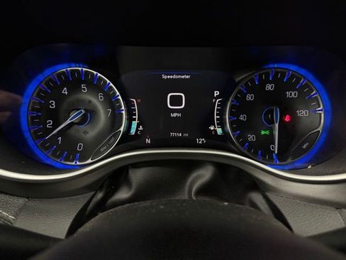 Used 2022 Chrysler Pacifica Touring-L image 32