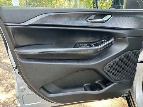 New 2025 Jeep Grand Cherokee Altitude image 11