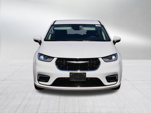 Used 2023 Chrysler Pacifica Touring-L image 2