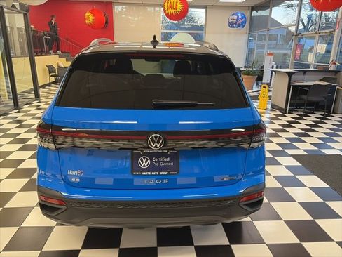 Certified 2025 Volkswagen Taos SE image 9