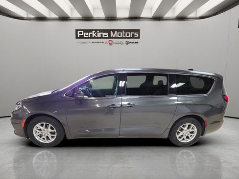 Used 2023 Chrysler Pacifica Touring-L image 2