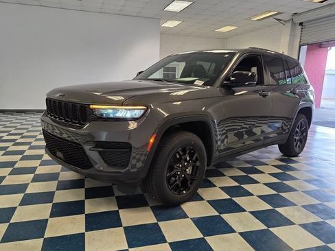 Used 2024 Jeep Grand Cherokee Altitude RWD image 3