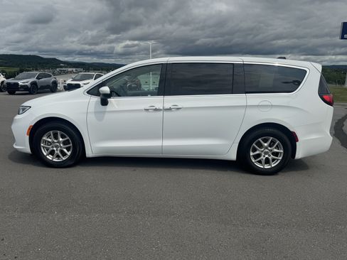 Used 2023 Chrysler Pacifica Touring-L FWD image 7