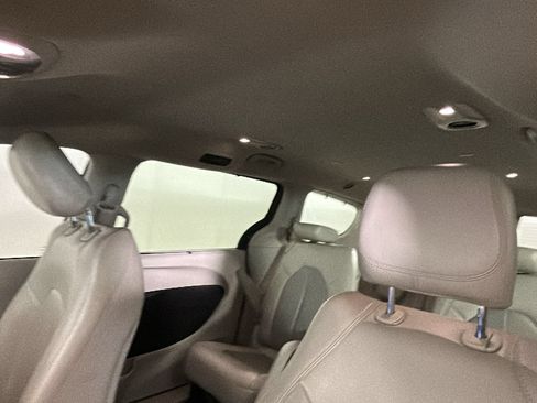 Used 2021 Chrysler Pacifica Touring-L FWD image 13
