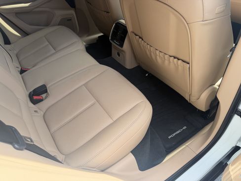 Certified 2024 Porsche Macan AWD/4WD image 4