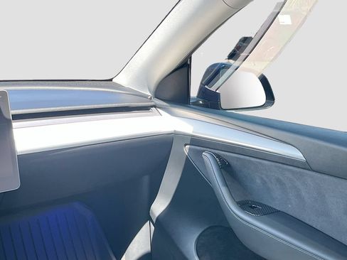 Used 2024 Tesla Model Y Long Range AWD/4WD image 24