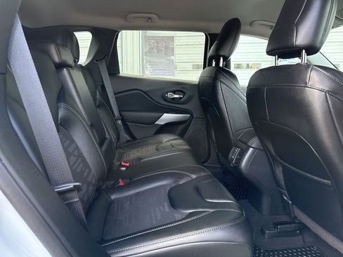 Used 2022 Jeep Cherokee Latitude AWD/4WD image 12