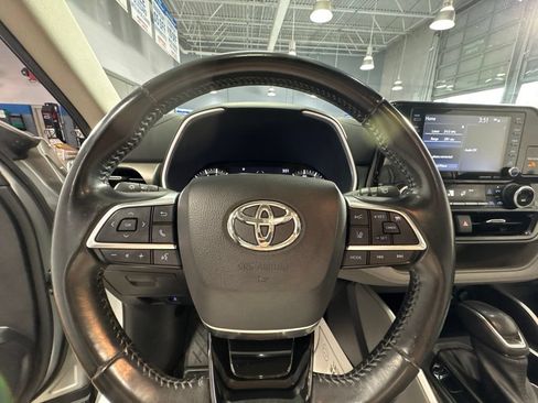 Used 2021 Toyota Highlander XLE AWD/4WD image 16