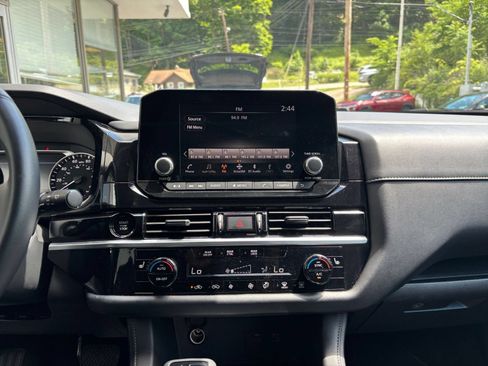 Used 2025 Nissan Pathfinder SV FWD image 20