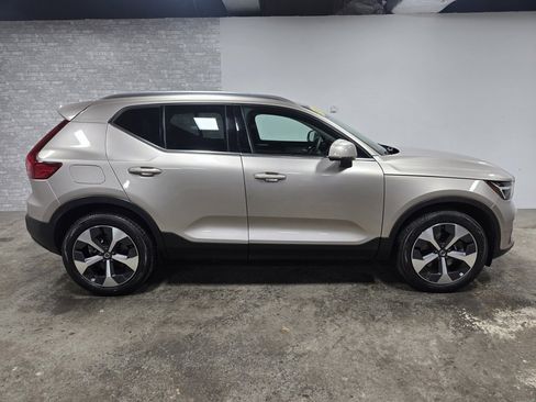 Used 2024 Volvo XC40 B5 Plus image 3