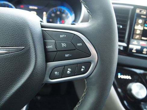 Used 2024 Chrysler Pacifica Touring-L FWD image 21