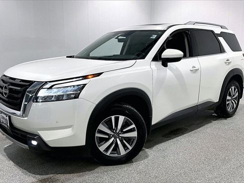 Used 2023 Nissan Pathfinder SL image 3