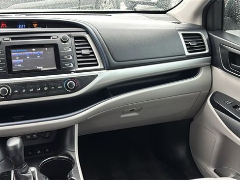 Used 2017 Toyota Highlander LE w/ Carpet Mat Package image 11