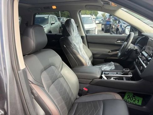Used 2024 Nissan Pathfinder Platinum AWD/4WD image 13