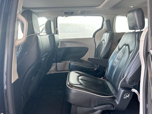 Used 2023 Chrysler Pacifica Limited FWD image 32
