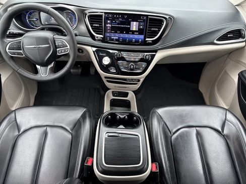 Used 2023 Chrysler Pacifica Touring-L FWD image 13