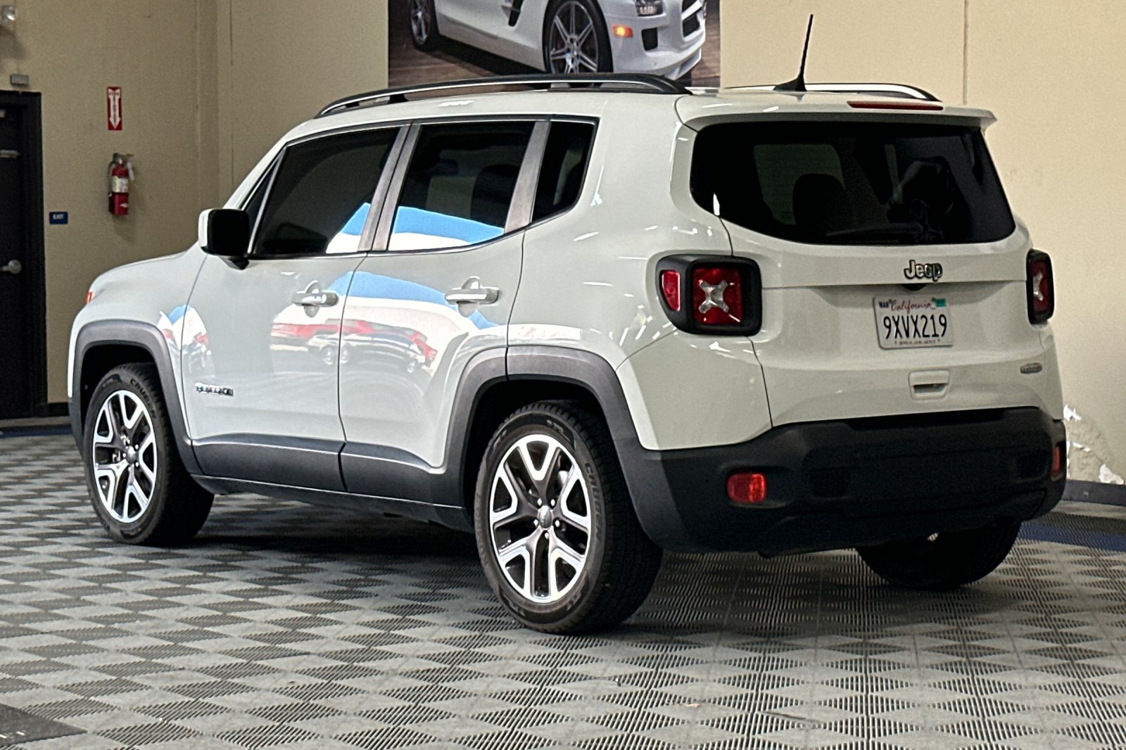 Used 2018 Jeep Renegade Latitude FWD image 6